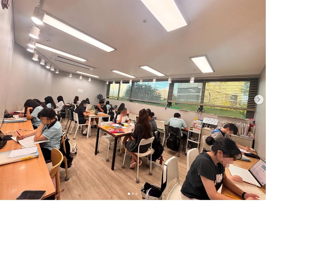 레이첼영어 중등부 학생들이 교실에서 각자 개별 진도로 학습하는 모습